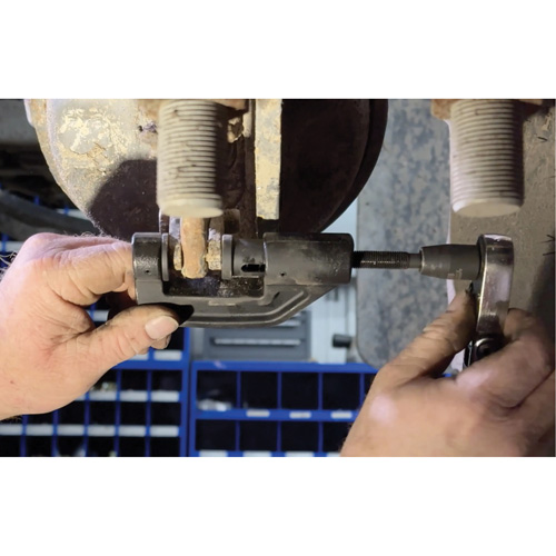 Presse-axe de tige de r&eacute;gleur de jeu pour camions de classes 6 &agrave; 8 D. Morneault & Fils