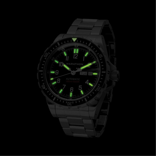 Tr&egrave;s grande montre automatique avec jour/date avec bracelet en acier inoxydable, Num&eacute;rique, &agrave; piles, 46 mm, Argent D. Morneault & Fils