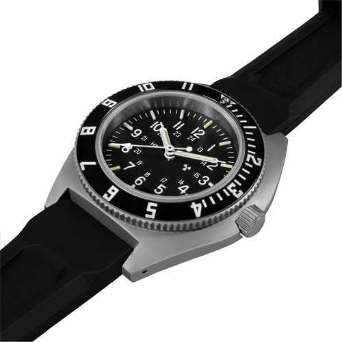 Montre Steel Navigator sur ensemble bracelet en caoutchouc noir de trois morceaux, Num&eacute;rique, &agrave; piles, 41 mm, Noir D. Morneault & Fils