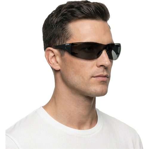 Lunettes de s&eacute;curit&eacute; Adapt Lite, Lentille Fum&eacute;e, Antibu&eacute;e/Anti-&eacute;gratignures, ANSI Z87+/R&eacute;pond ou surpasse la norme CSA Z94.3 D. Morneault & Fils