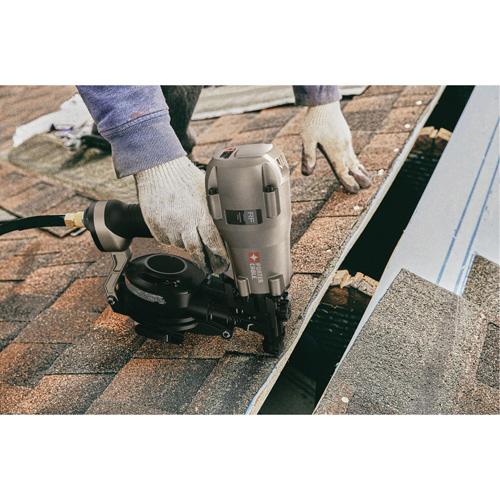 Cloueuse pneumatique &agrave; rouleau 15° pour toiture D. Morneault & Fils