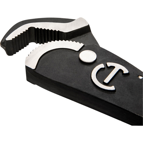 Cl&eacute; bimat&eacute;riau auto-ajustable pour tuyau, Cap des m&acirc;choires 1-1/2", Longueur 12", Fini Oxyde noir, Prise Coussin&eacute;e D. Morneault & Fils